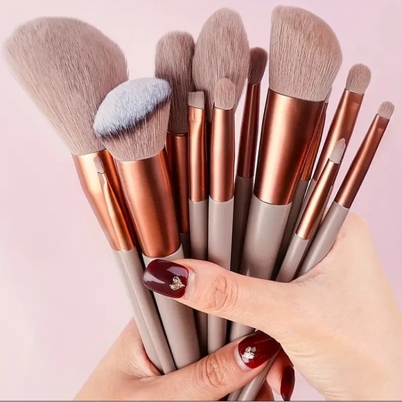 Bundle: Color Changing Jelly Lipstick, Brush Set & Cosmetic Bag - Picture 6 of 16